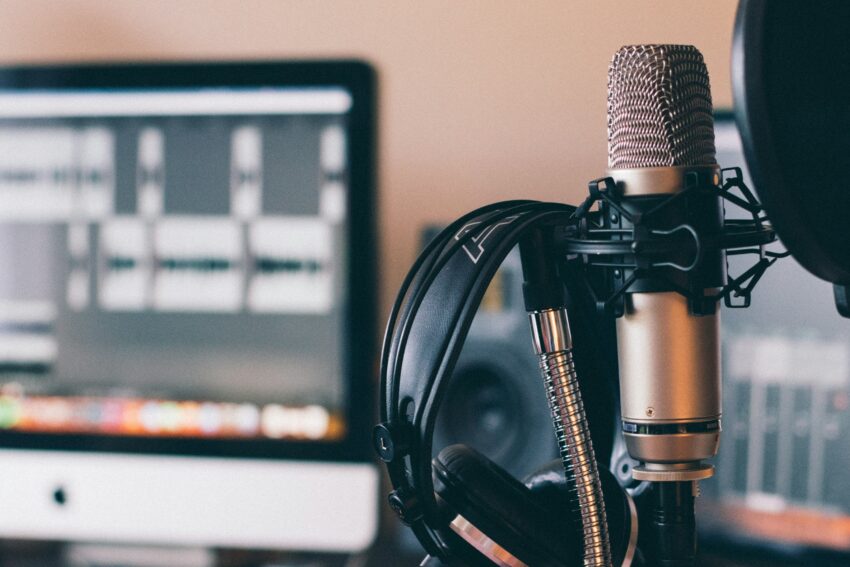 5 podcasts que você deve ouvir se for jornalista da área de saúde